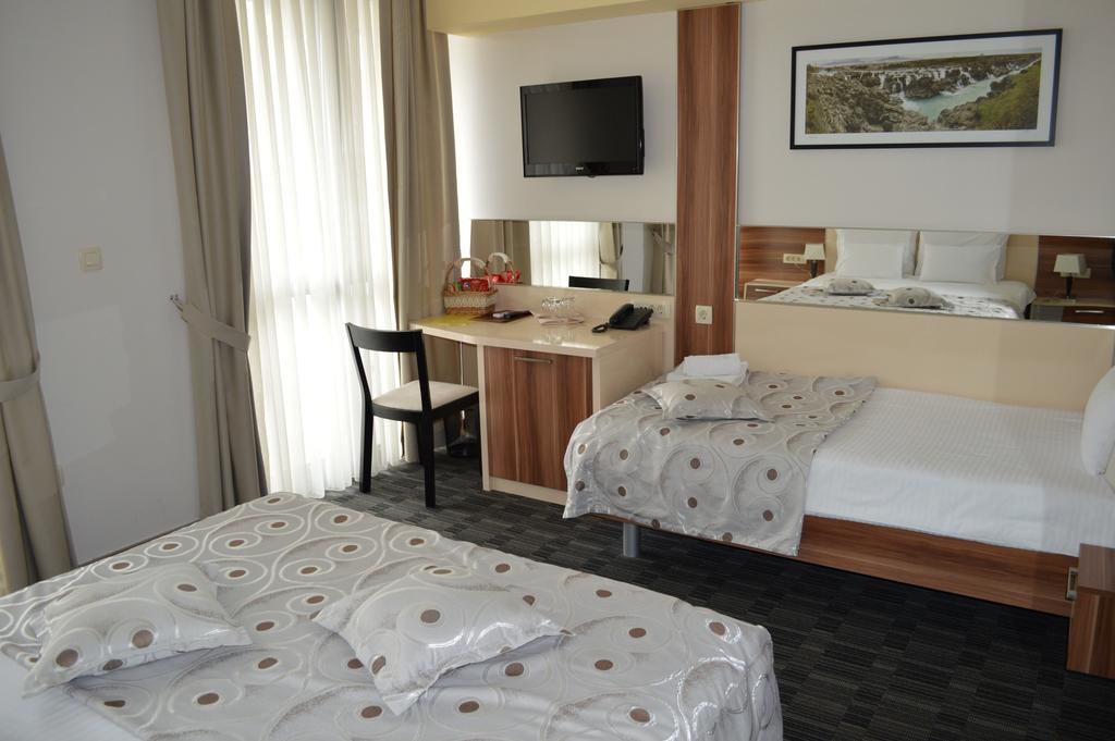 Hotel Lighthouse Igalo Ruang foto