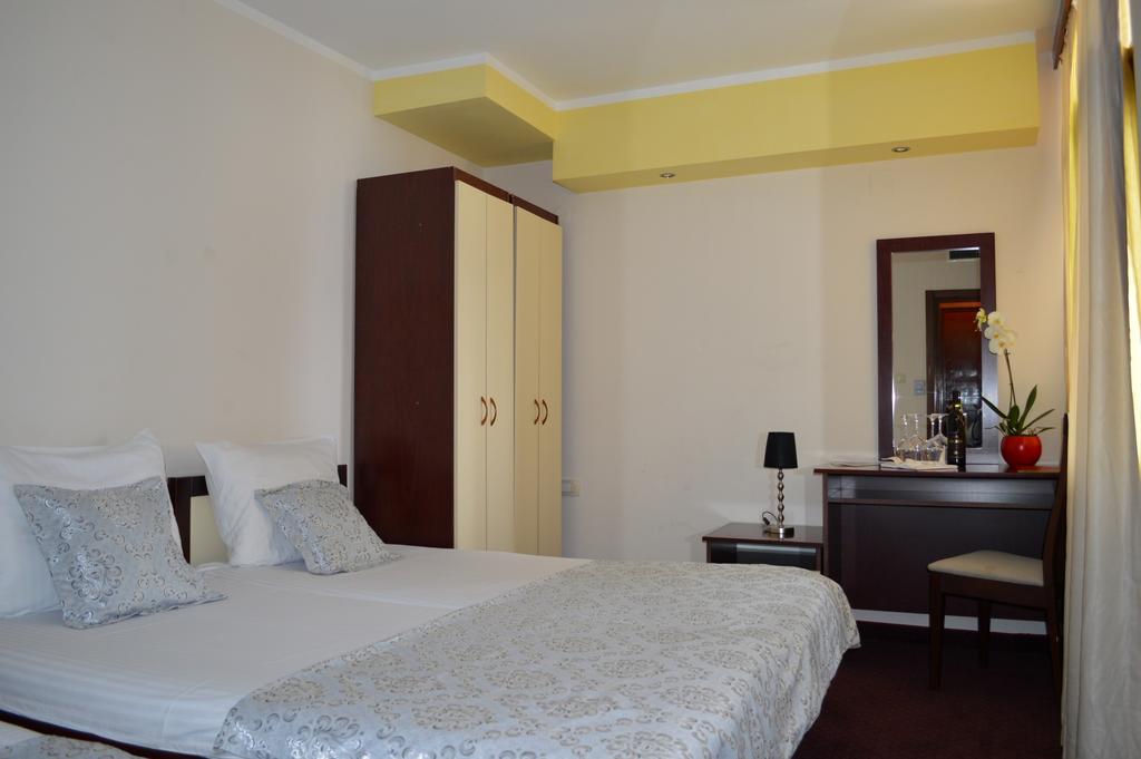 Hotel Lighthouse Igalo Ruang foto